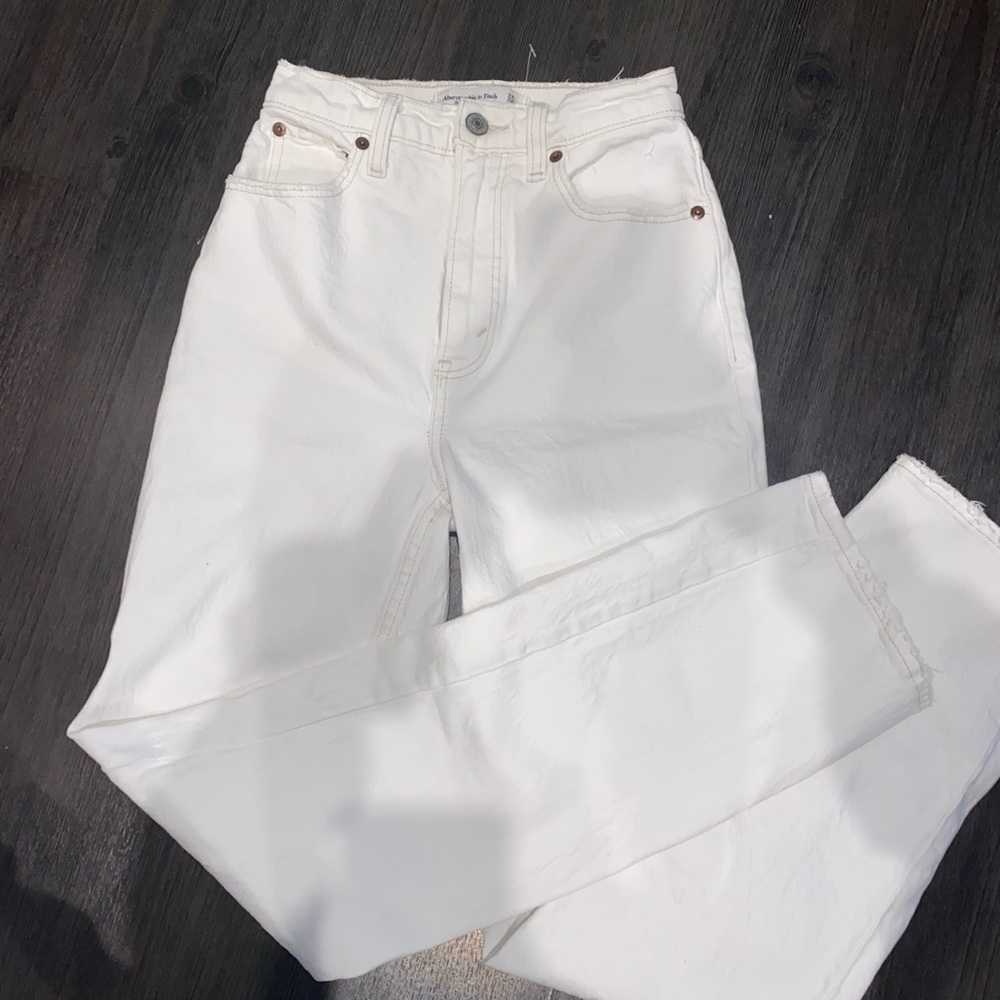 Abercrombie 90s Straight Ultra High Rise white cream jeans